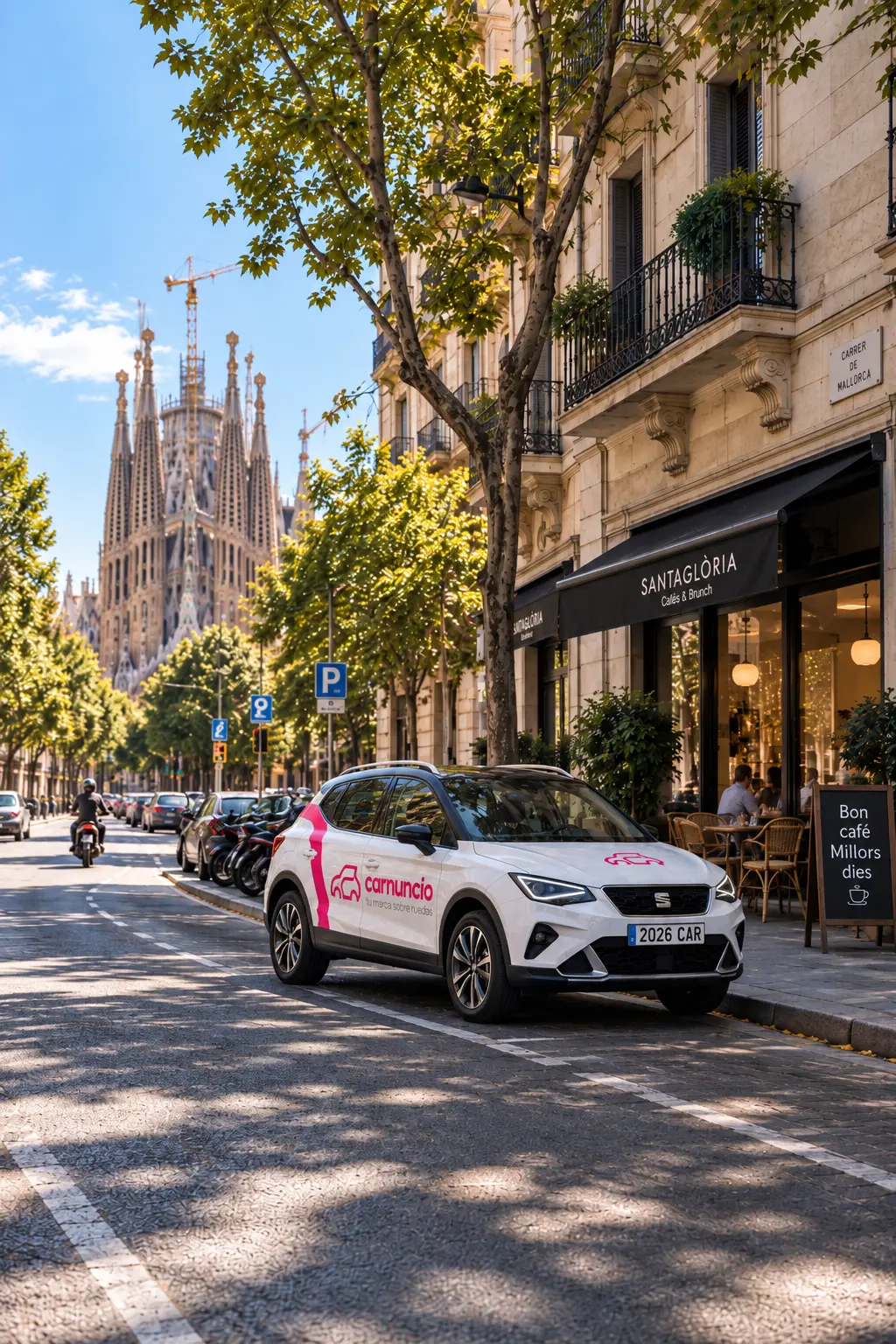 Coche Carnuncio aparcado en una calle de Barcelona con la Sagrada Família al fondo